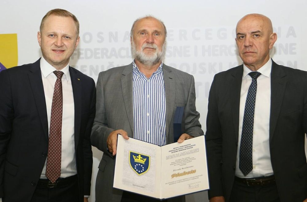 SVEČANO URUČENA PLAKETA ZDK AKADEMIKU DŽEVADU KARAHASANU