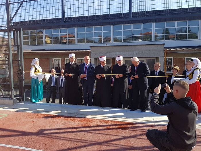 REISU-L-ULEMA DR. HUSEIN KAVAZOVIĆ I PREMIJER MIRALEM GALIJAŠEVIĆ OTVORILI SPORTSKI TEREN U MEDRESI „OSMAN-EF. REDŽOVIĆ“ VISOKO