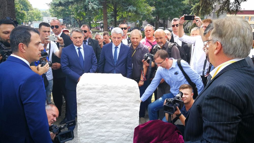 DAN ZENIČKO-DOBOJSKOG KANTONA: DODIJELJENA JAVNA PRIZNANJA, ODATA POČAST BRANIOCIMA I OBILJEŽEN DAN IZDAVANJA POVELJE KULINA BANA