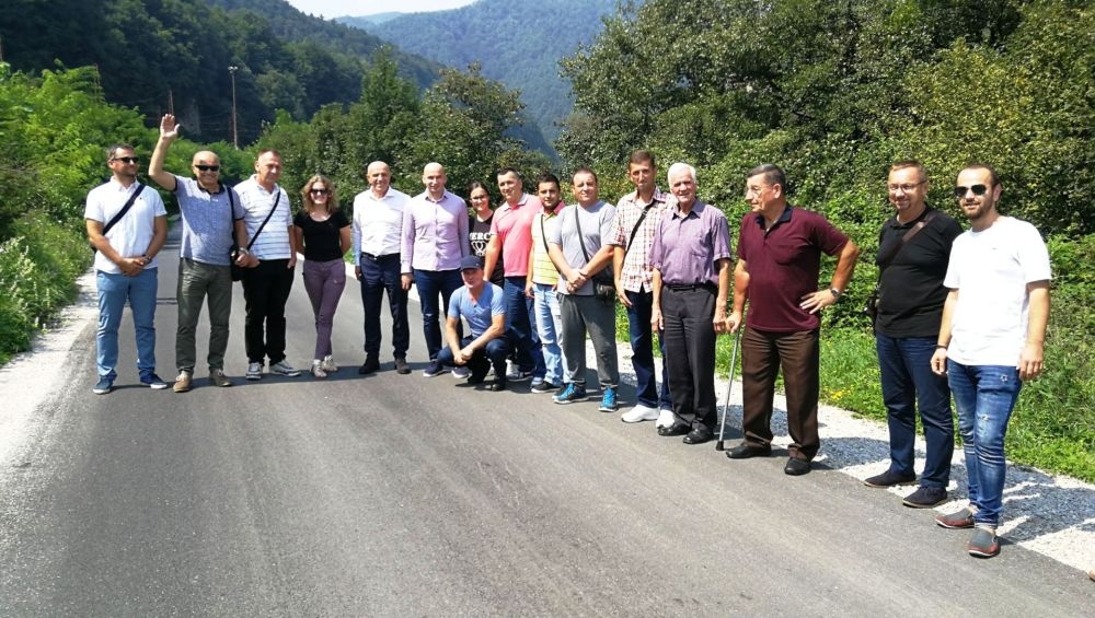 PREMIJER GALIJAŠEVIĆ POSJETIO PODRUČJE LAŠVE: PODRUČNA ŠKOLA PRIJE POČETKA ŠKOLSKE GODINE DOBIJA IGRALIŠTE I NOVI PRILAZ