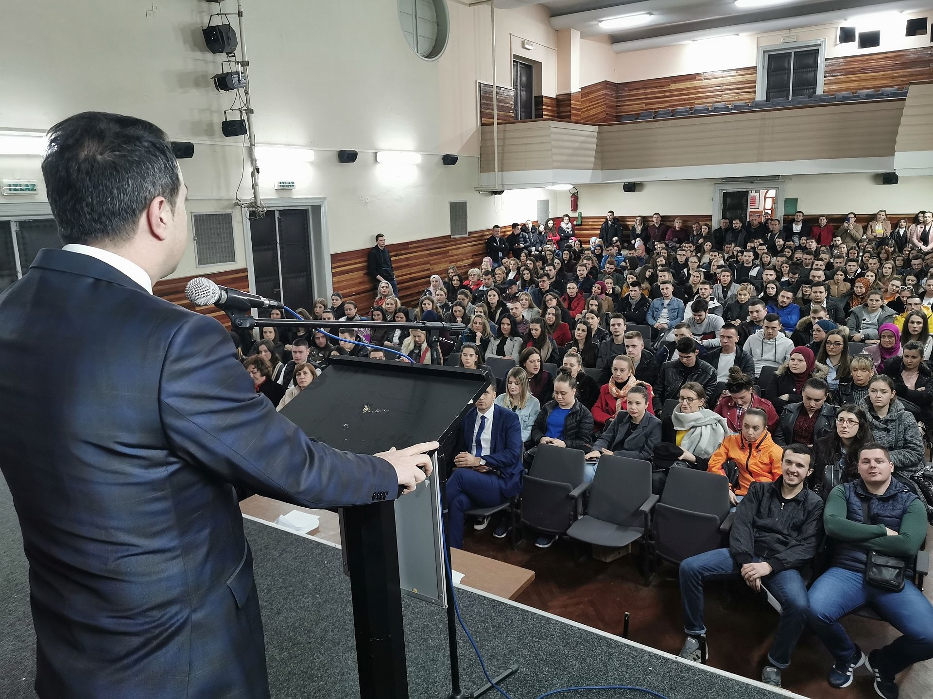 PREMIJER GANIĆ URUČIO RJEŠENJA O DODJELI STIPENDIJA STUDENTIMA IZ VISOKOG