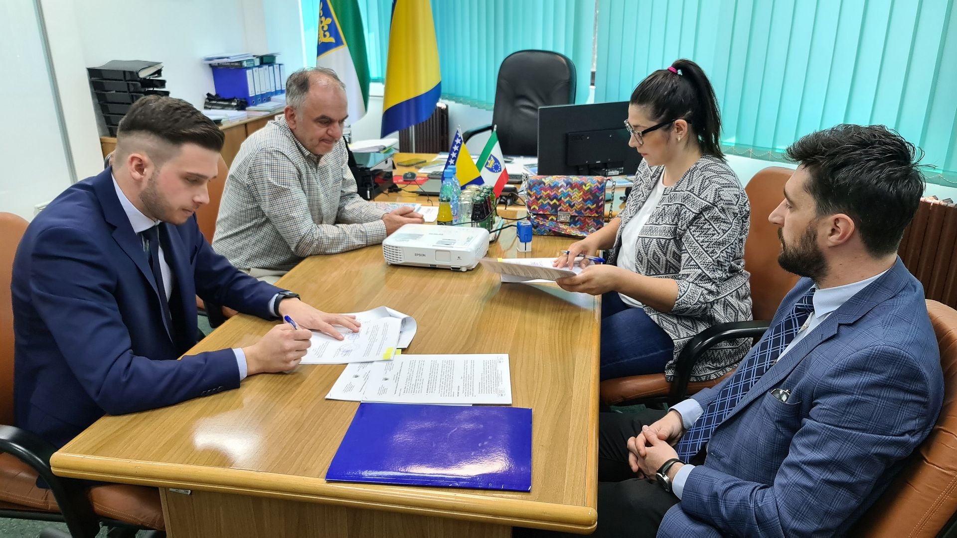 OPĆINA BREZA DOBIJA PRVI KRUŽNI TOK: U MINISTARSTVU ZA PROSTORNO UREĐENJE, PROMET I KOMUNIKACIJE POTPISAN UGOVOR VRIJEDAN 100.000 KM