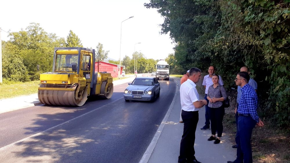 MINISTAR ARNEL ISAK I NAČELNIK HAŠIM MUJANOVIĆ OBIŠLI RADOVE-Privodi se kraju sanacija ceste R465 na ulazu u Zavidoviće