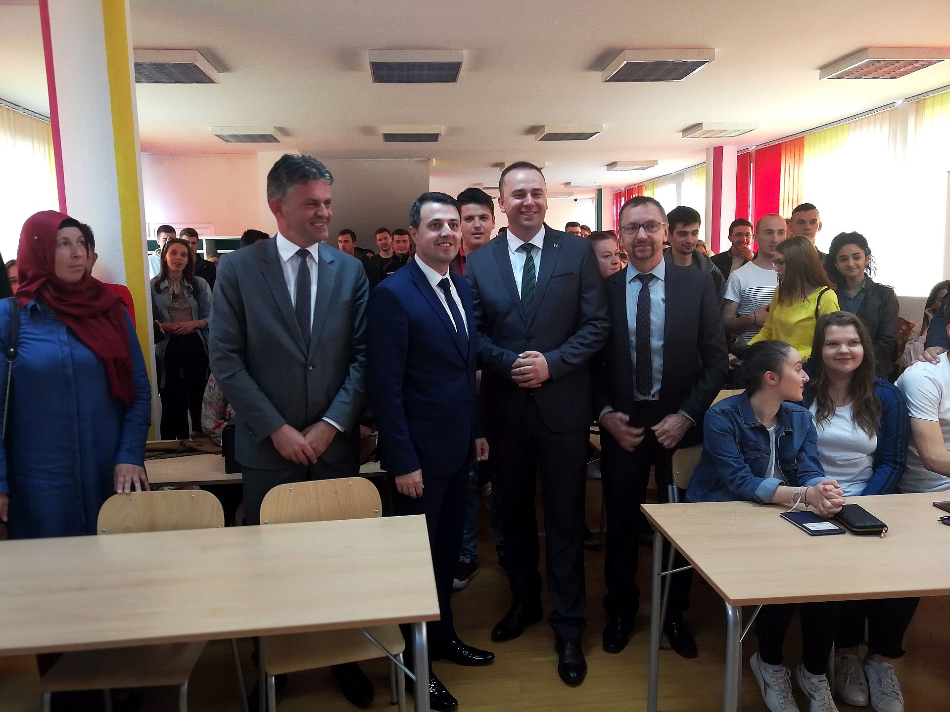 DELEGACIJA VLADE U POSJETI KAKNJU: STUDENTIMA 207 STIPENDIJA, ZGRADA GIMNAZIJE "MUHSIN RIZVIĆ" U NOVOM RUHU