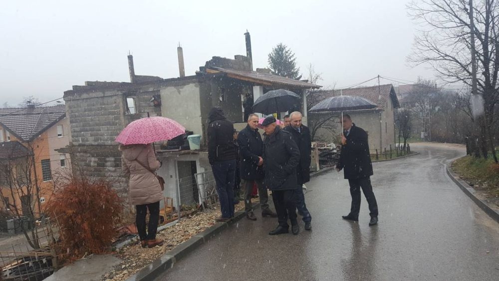 PREMIJER GALIJAŠEVIĆ SA SARADNICIMA OBIŠAO OBJEKTE OŠTEĆENE OLUJNIM VJETROM U MAGLAJU, TEŠNJU I ZAVIDOVIĆIMA