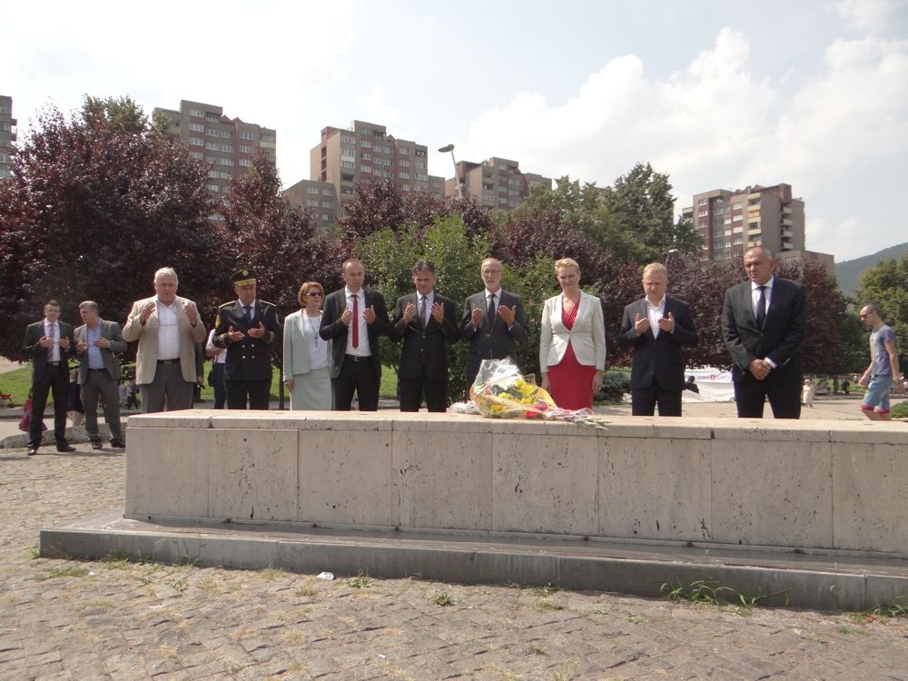 DELEGACIJA SKUPŠTINE I VLADE KANTONA NA SPOMEN OBILJEŽJU „KAMENI SPAVAČ“ U ZENICI