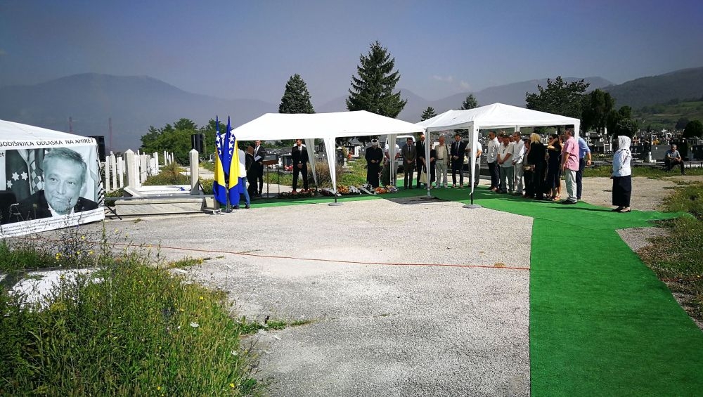 OBILJEŽENA JEDANAESTA GODIŠNJICA SMRTI: DELEGACIJA ZDK ODALA POČAST RAHMETLI AHMETU HADŽIPAŠIĆU