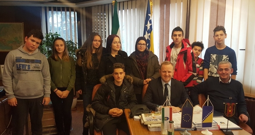 UČENICI O.Š. MAK DIZDAR POSJETILI PREDSJEDAVAJUĆEG SKUPŠTINE ZENIČKO-DOBOJSKOG KANTONA