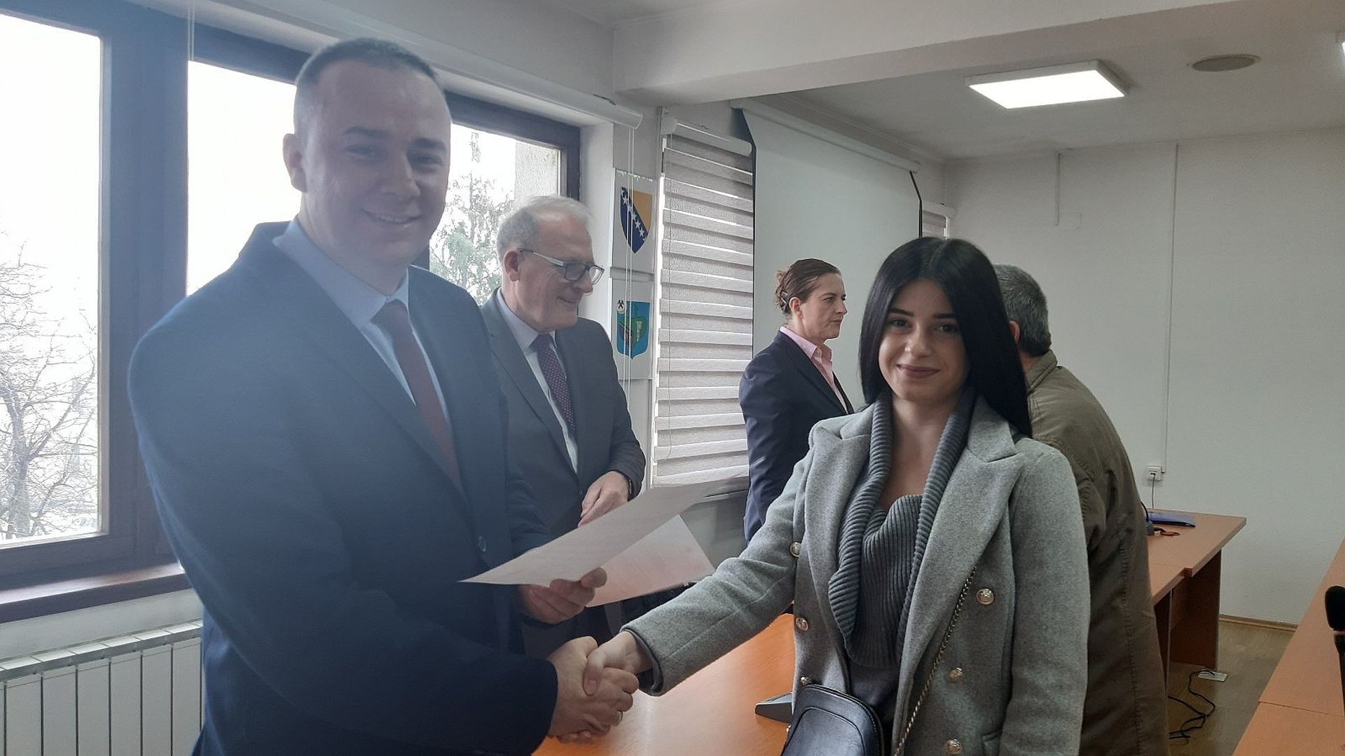 MINISTAR ČOLAKOVIĆ URUČIO RJEŠENJA O DODJELI STIPENDIJA STUDENTIMA U BREZI I VAREŠU