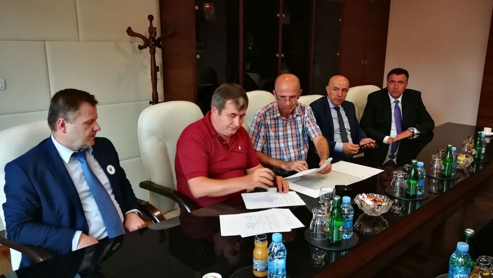 POTPISAN UGOVOR O OBNOVI I SANACIJI DIJELA PUTA R445 NA ULAZU U KAKANJ: VLADA ZDK IZDVOJILA 286.000 KM