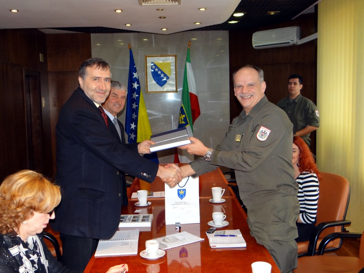 Premijer Plevljak uručio monografiju ZDK pukovniku Simburgeru
