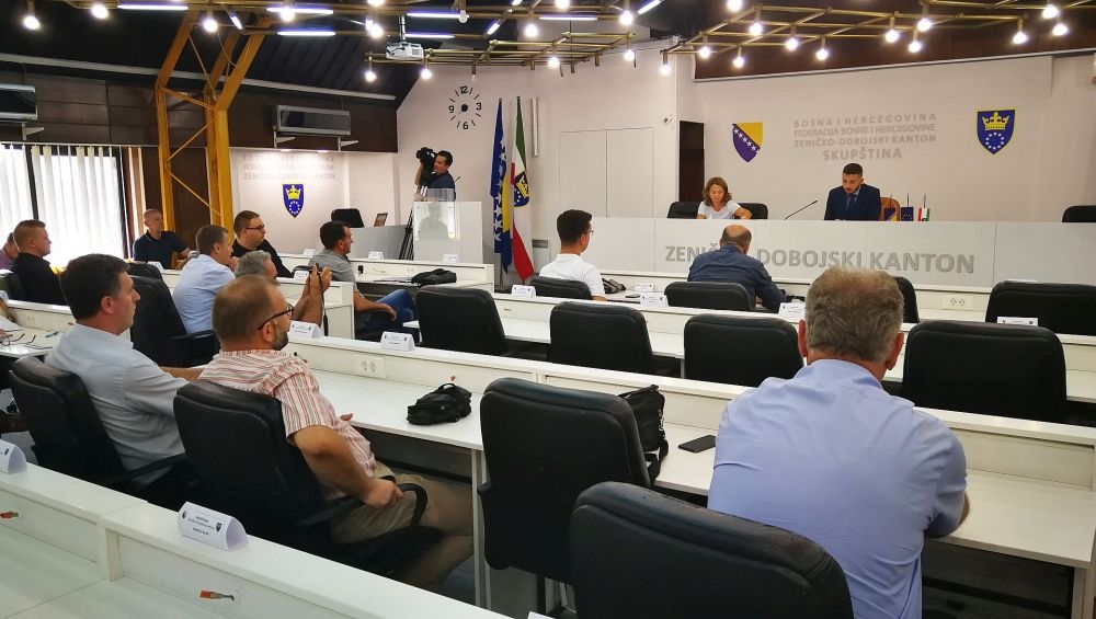 VLADA ZDK POMAŽE LOKALNIM ZAJEDNICAMA: ZA ČIŠĆENJE OBALA RIJEKE BOSNE OD VISOKOG DO DOBOJ JUGA 423.497,60 KM