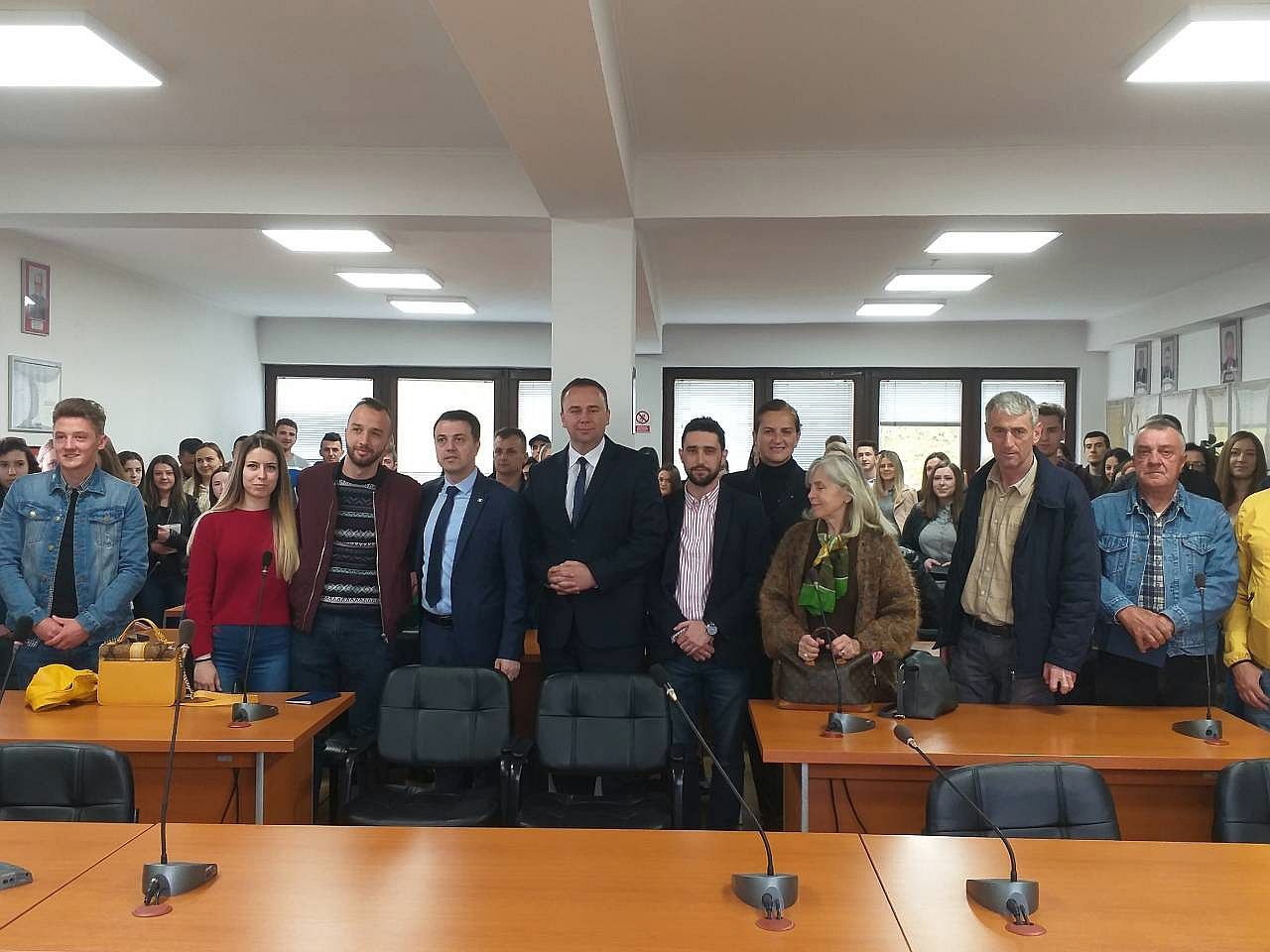 URUČENE STIPENDIJE STUDENTIMA IZ BREZE, VAREŠA I OLOVA, PREMIJER GANIĆ I MINISTAR ČOLAKOVIĆ ODALI POČAST BRANITELJIMA BREZE