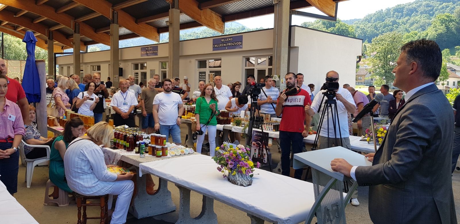 DELEGACIJA VLADE ZDK POSJETILA SAJAM „DANI MALINE I MEDA“ U ŽEPČU