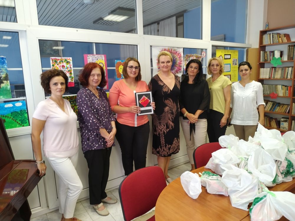 AZRA ŠABANOVIĆ, MINISTRICA ZA RAD, SOCIJALNU POLITIKU I IZBJEGLICE ŠTIĆENICIMA USTANOVE DOM PORODICA URUČILA BAJRAMSKE PAKETIĆE