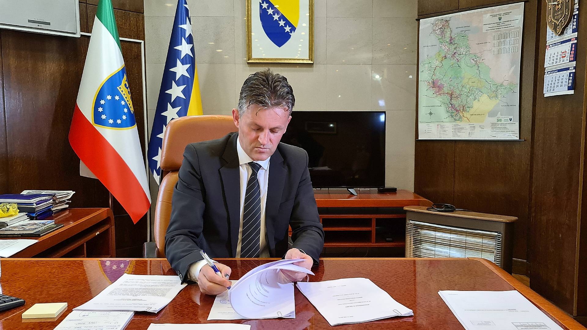 PREMIJER BAŠIĆ POTPISAO UGOVOR O ZADUŽENJU KOD CEB-a ZA PROJEKT PLAVA VODA