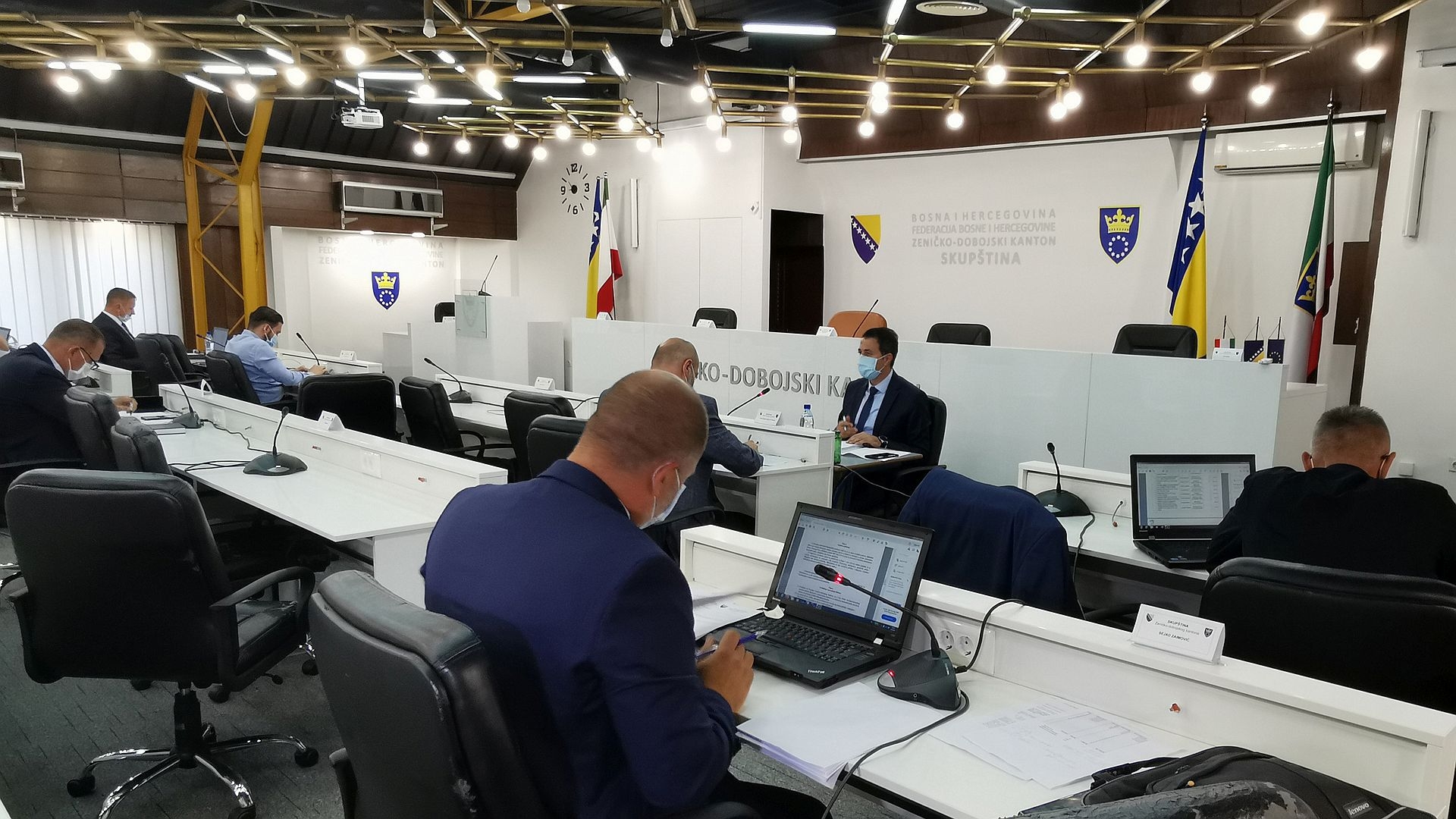 ČLANOVIMA VLADE PREZENTIRANA ANALIZA ONLINE NASTAVE U OSNOVNIM I SREDNJIM ŠKOLAMA U ZDK