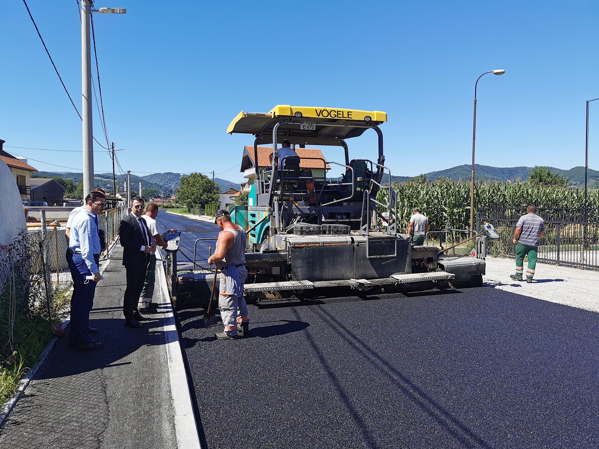 PREMIJER GANIĆ I MINISTAR ISAK OBIŠLI RADOVE NA REKONSTRUKCIJI PUTA MOŠTRE-VISOKO