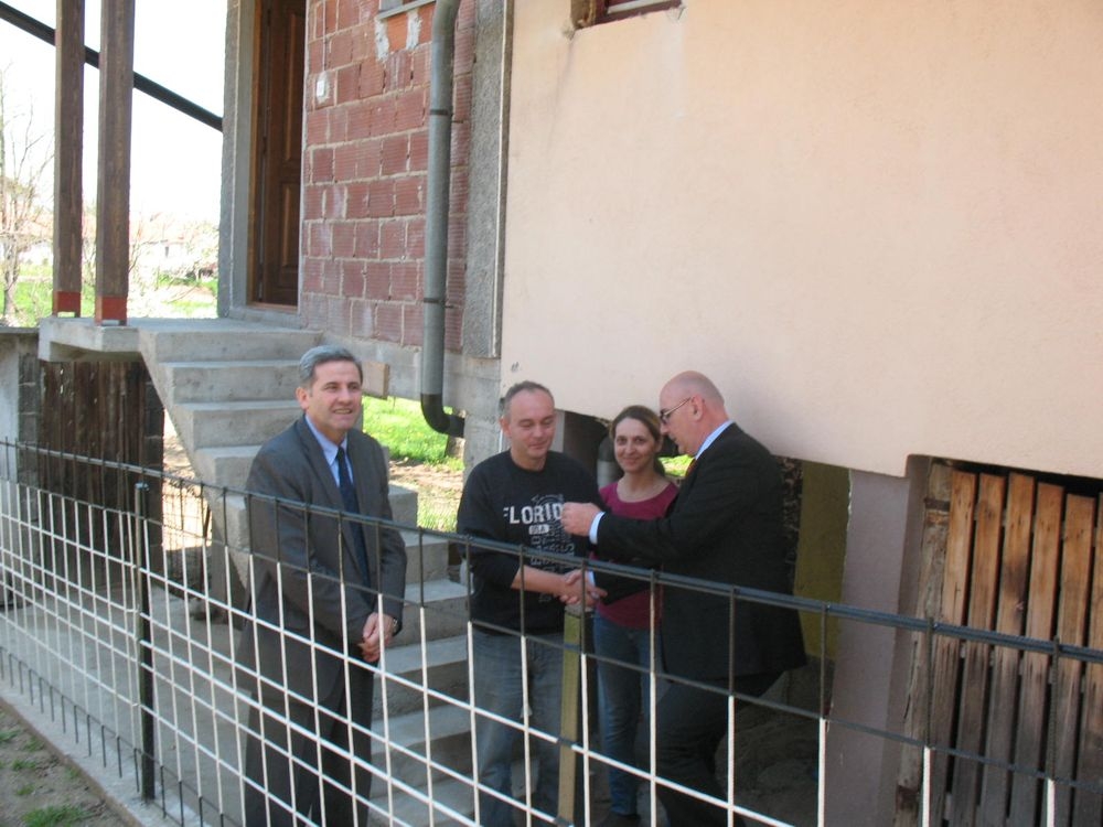 Ministar Ćurić uručio ključeve obnovljenih kuća povratnicima