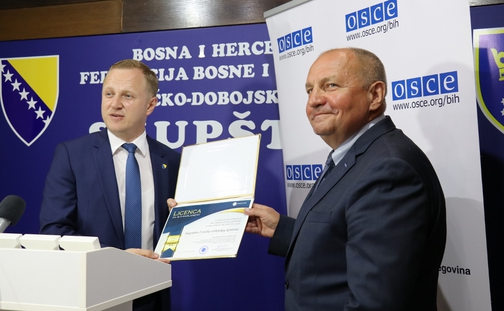 ZAMJENIK ŠEFA MISIJE OSCE-A U BIH ČUPLJUGIN URUČIO PREDSJEDAVAJUĆEM DUVNJAKU LICENCU ZA KORIŠTENJE SISTEMA E-PARLAMENTA