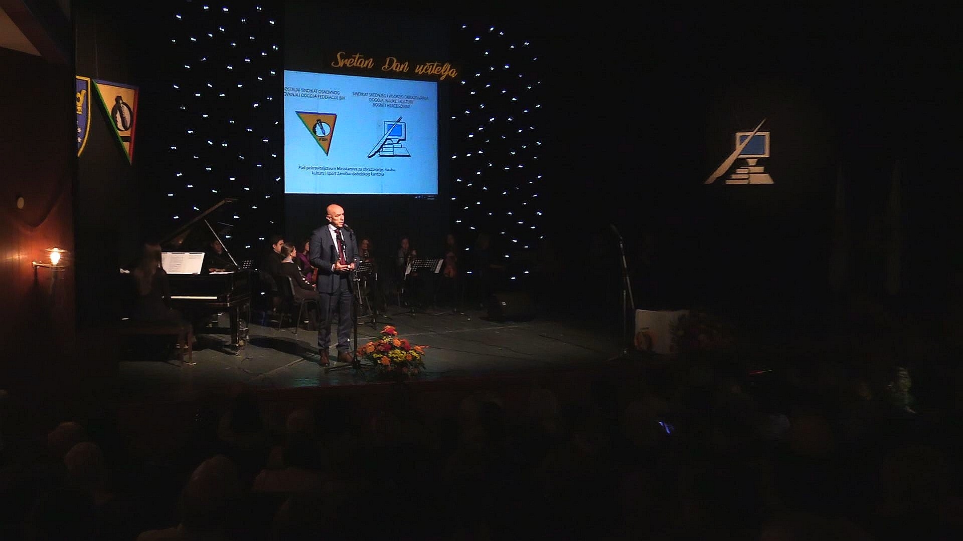 PREMIJER GALIJAŠEVIĆ NA SVEČANOSTI POVODOM DANA UČITELJA: PONOSAN SAM ŠTO JE OVA VLADA USPJELA UJEDNAČITI PLAĆE U OSNOVNIM I SREDNJIM ŠKOLAMA