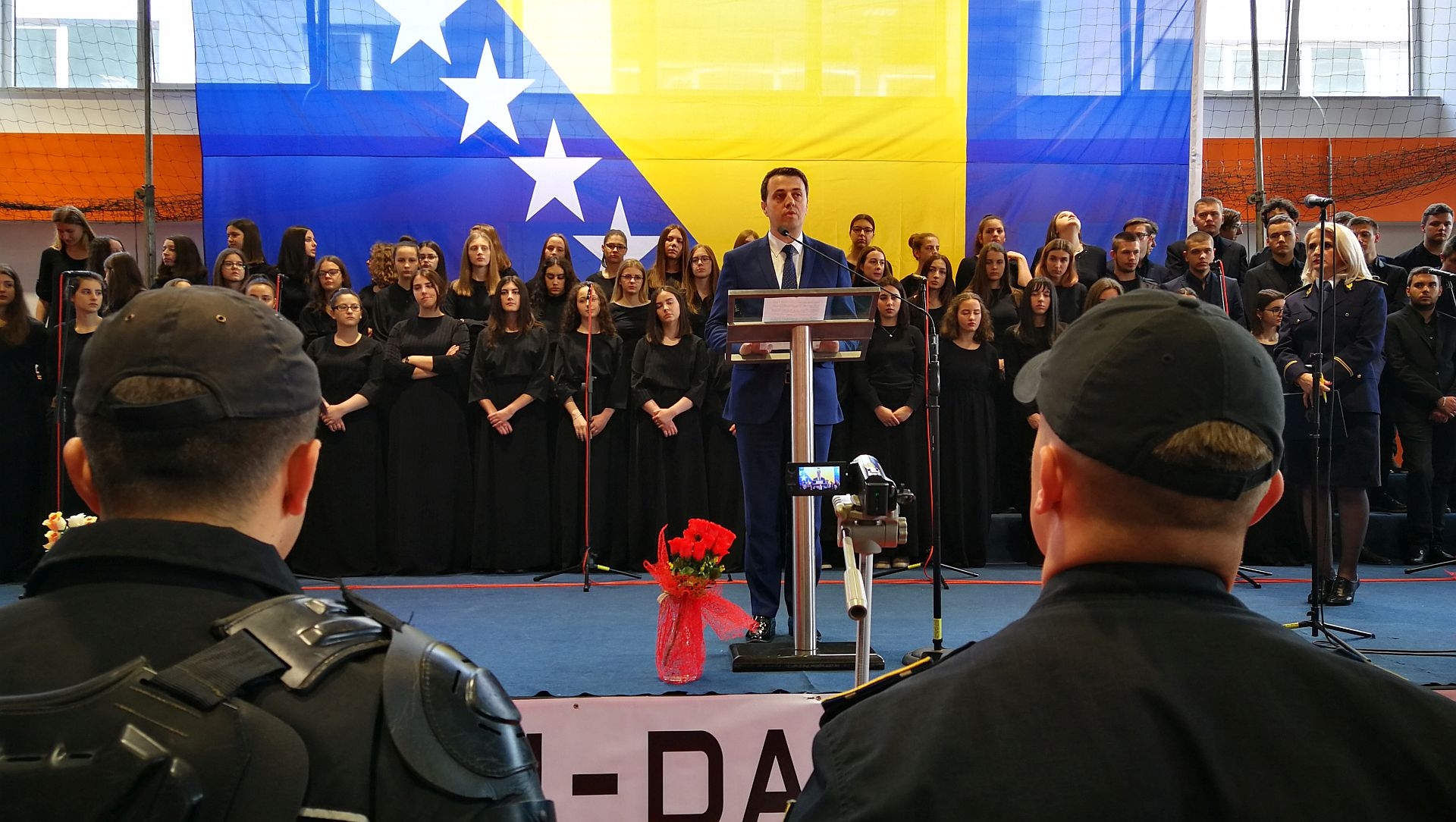 PREMIJER GANIĆ NA SVEČANOSTI POVODOM DANA POLICIJE: ŽELIMO PROFESIONALNU, EFIKASNU I DOBRO OPREMLJENU POLICIJU