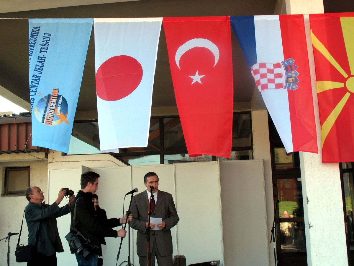 Nema povećanja plata u budžetima dok se plaće u privredi ne povećaju, kazao premijer Plevljak na otvorenju Sajma u Tešnju