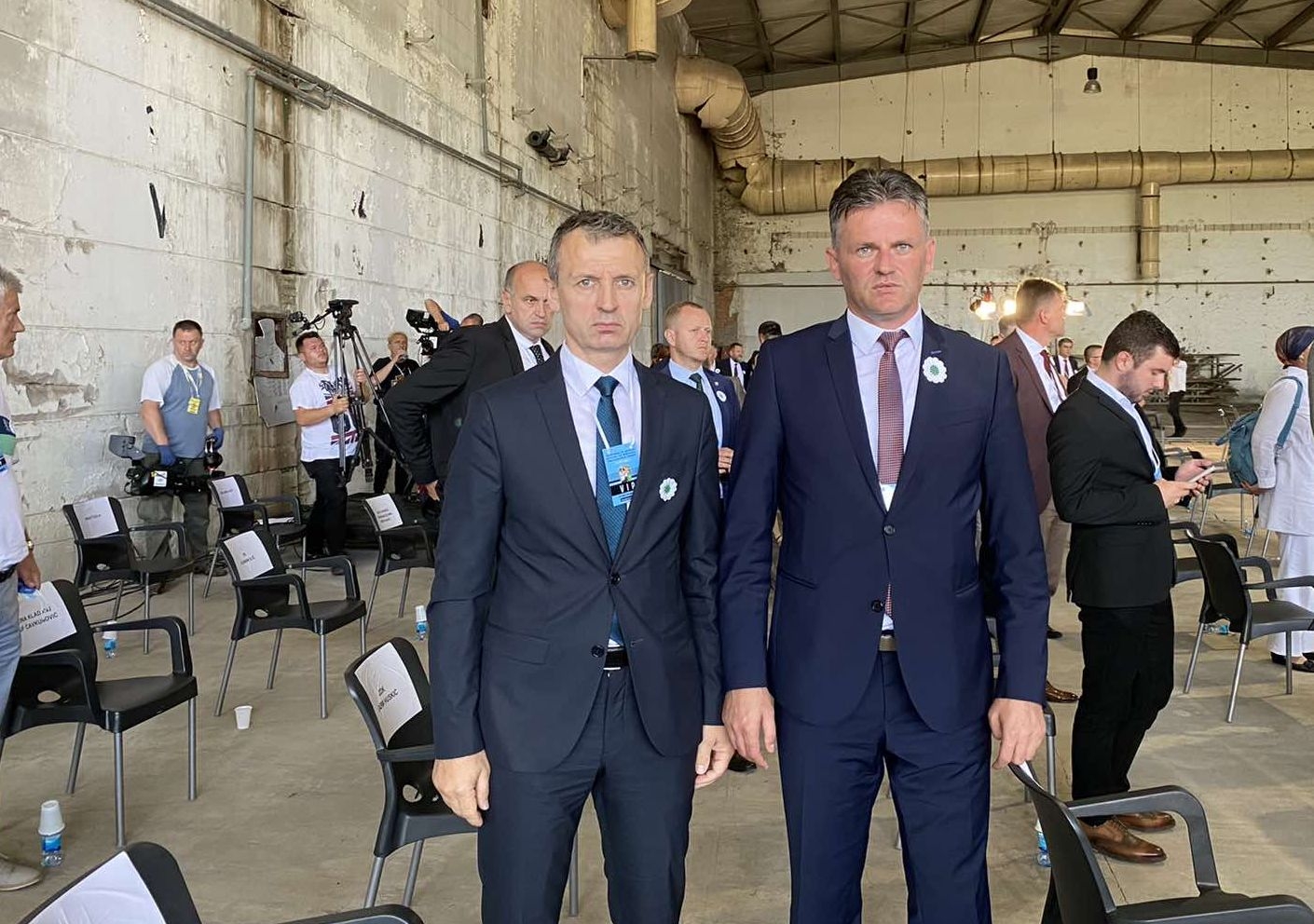 PREMIJER BAŠIĆ I PREDSJEDAVAJUĆI HUSKIĆ PRISUSTVOVALI KOMEMORACIJI I UKOPU 19 ŽRTAVA GENOCIDA U SREBRENICI