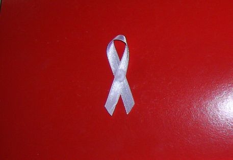 bijela vrpca simbolizira borbu protiv nasilja nad ženama