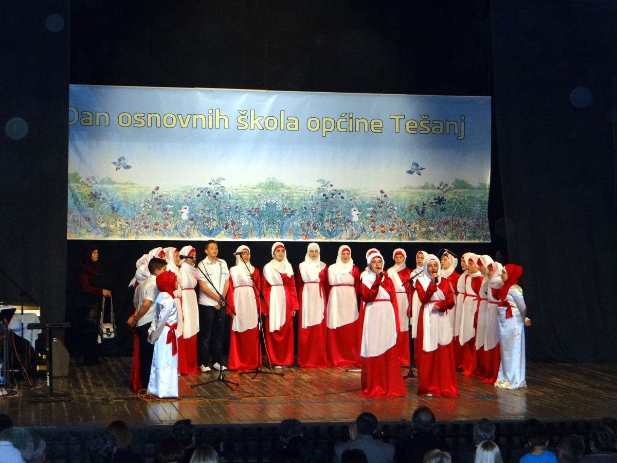Na manifestaciji učestvovali osnovci svih škola u Tešnju