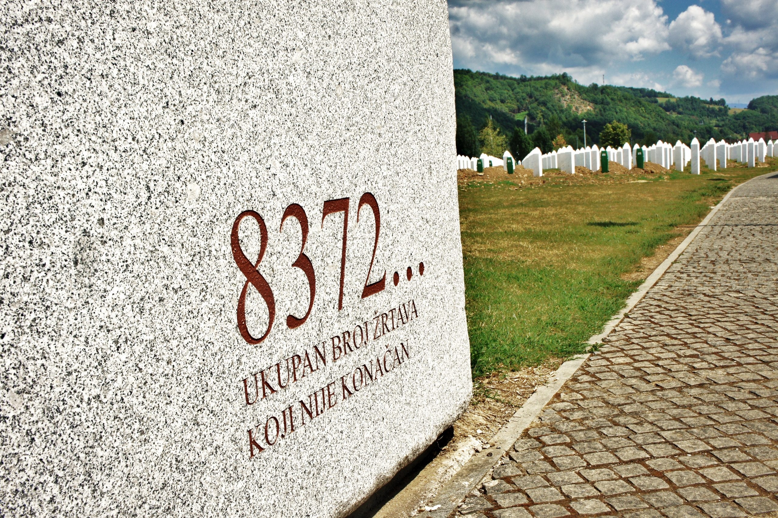 DELEGACIJA VLADE I SKUPŠTINE ZENIČKO-DOBOJSKOG KANTONA PRISUSTVOVALA KOMEMORACIJI I UKOPU ŽRTAVA GENOCIDA U SREBRENICI