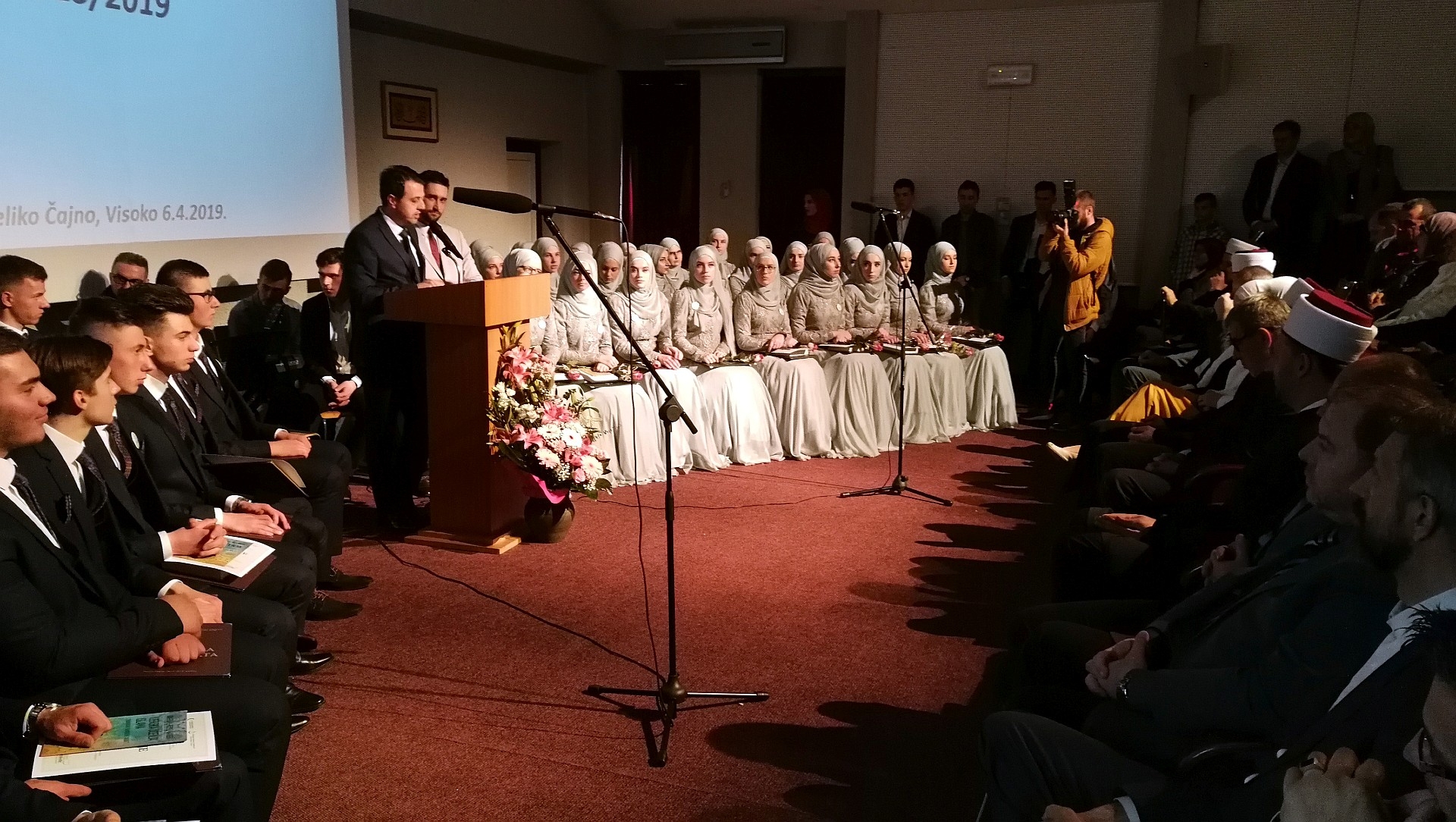 PREMIJER GANIĆ MATURANTIMA MEDRESE "OSMAN EF. REDŽOVIĆ": OSTAVLJATE OPORUKU USPJEHA I DOBRA