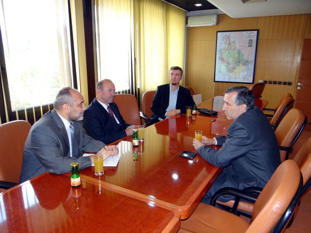 Rektor Univerziteta i direktor Studentskog hotela u Mostaru kod premijera Plevljaka