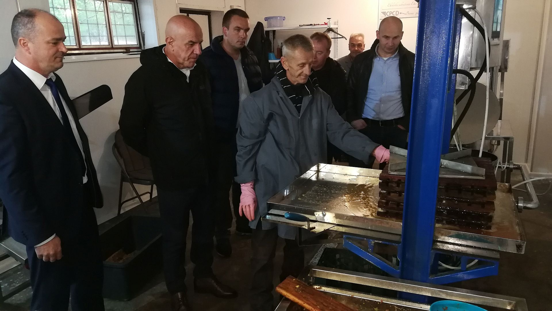 ZADRUGA "EKO TVRTKOVAC" POKRENULA PROIZVODNJU PRIRODNIH SOKOVA: DOMAĆE VOĆE UZ PODRŠKU VLADE ZDK DOBIJA NOVU VRIJEDNOST