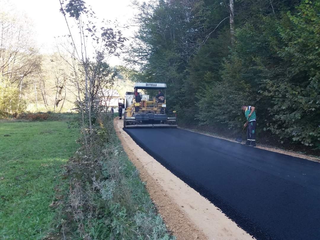 ZAVRŠENO ASFALTIRANJE DIONICE PUTA R444 VIJAKA-PODKAMENSKO U OPĆINI VAREŠ