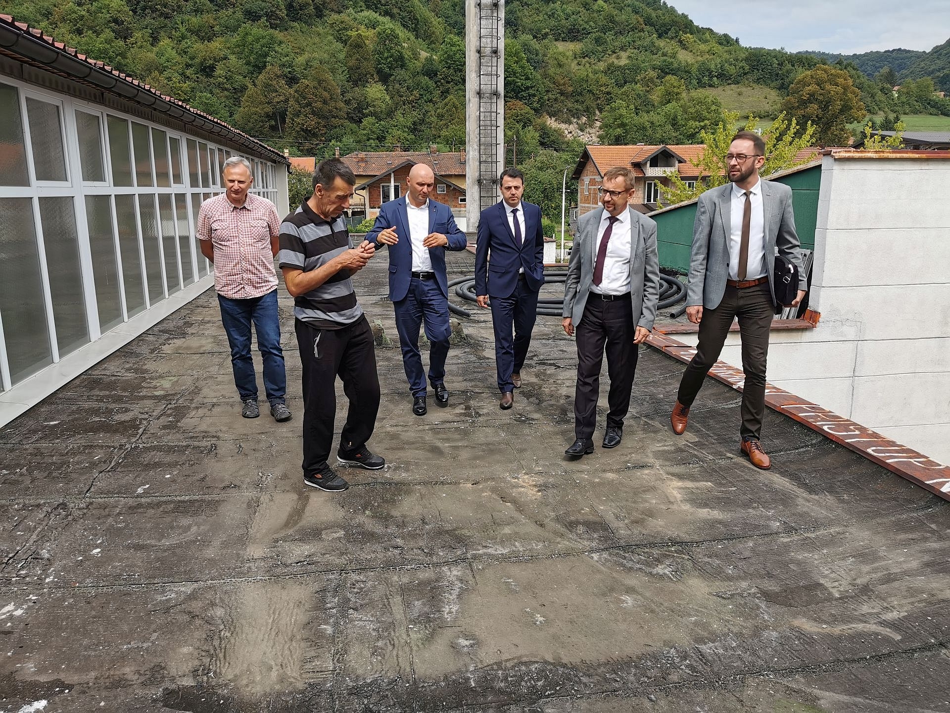 ŠKOLA U DOBRINJU UZ POMOĆ VLADE ZDK DOBIJA NOVI KROV I PUMPU NA KOTLU