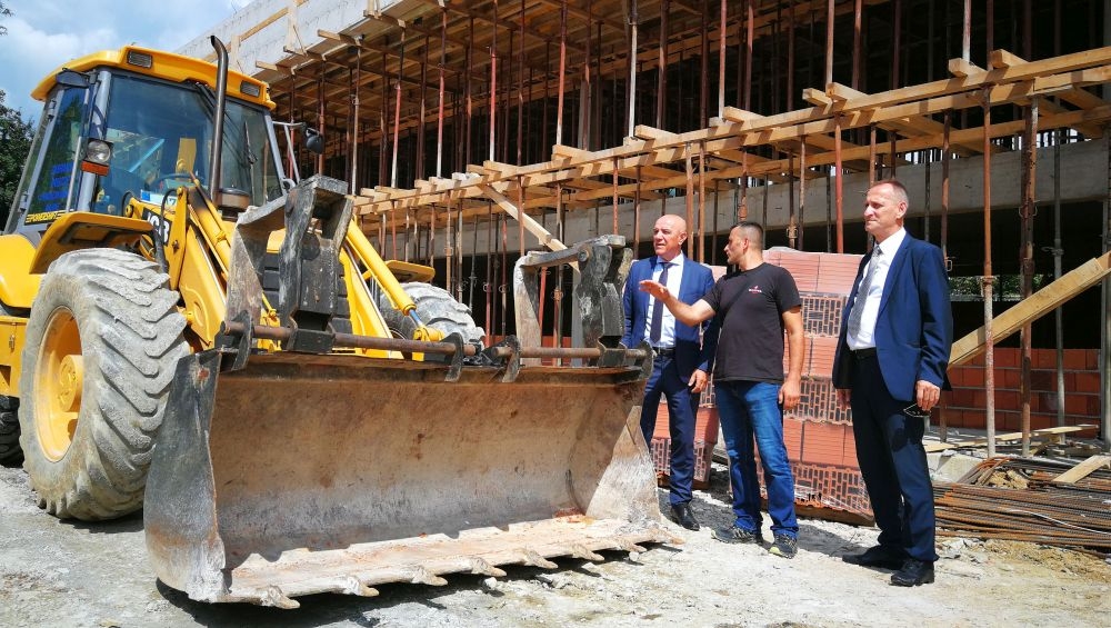 PREMIJER GALIJAŠEVIĆ I MINISTAR SINANOVIĆ OBIŠLI GRADILIŠTE ŠKOLE U TETOVU: VLADA ZDK OBEZBIJEDILA CJELOKUPAN IZNOS SREDSTAVA ZA ZAVRŠETAK ŠKOLSKE ZGRADE