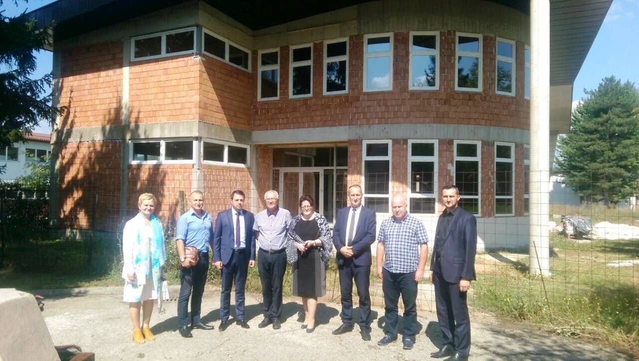 MINISTAR SINANOVIĆ U POSJETI OŠ "MULA MUSTAFA BAŠESKIJA": VLADA ĆE PLANIRATI SREDSTVA ZA ZAVRŠETAK NOVE ŠKOLSKE ZGRADE U DONJEM MOŠTRU