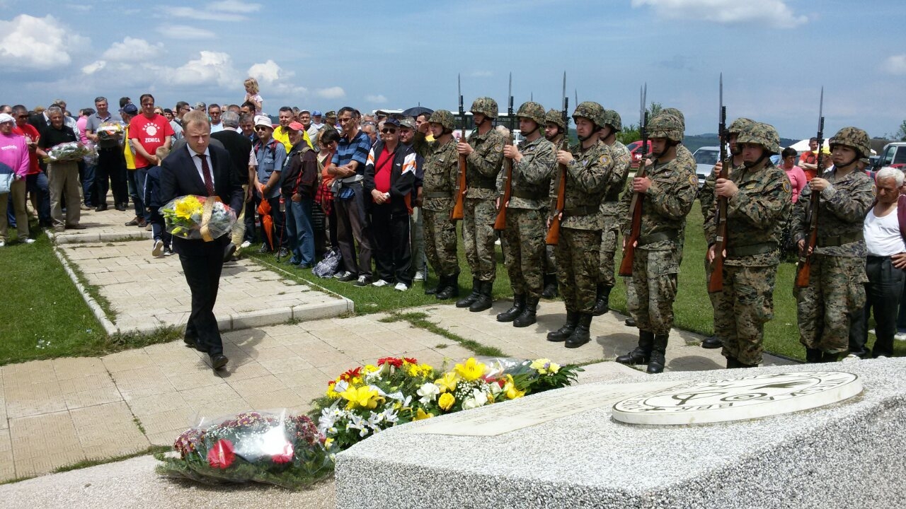PREDSJEDAVAJUĆI SKUPŠTINE POLOŽIO CVIJEĆE NA SMETOVIMA U OKVIRU MANIFESTACIJE „MAJSKI ZOV SLOBODE“