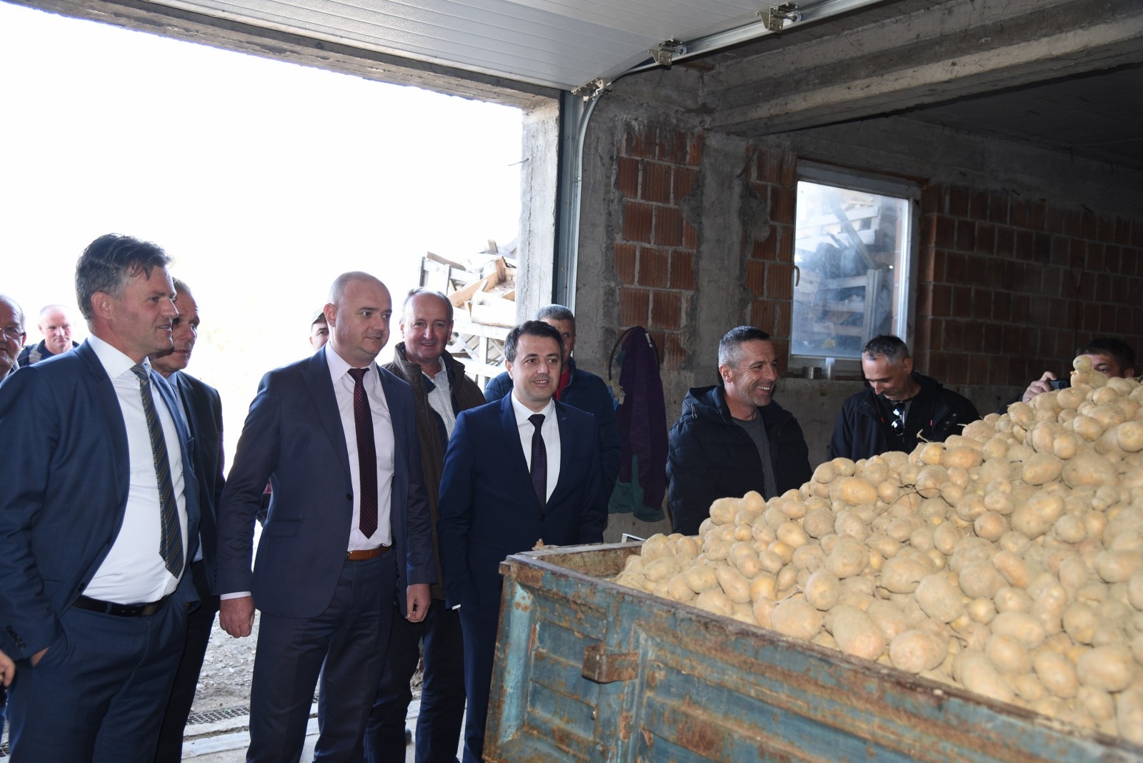 DELEGACIJA VLADE ZDK PREDVOĐENA PREMIJEROM BAŠIĆEM POSJETILA POLJOPRIVREDNE PROIZVOĐAČE U VISOKOM