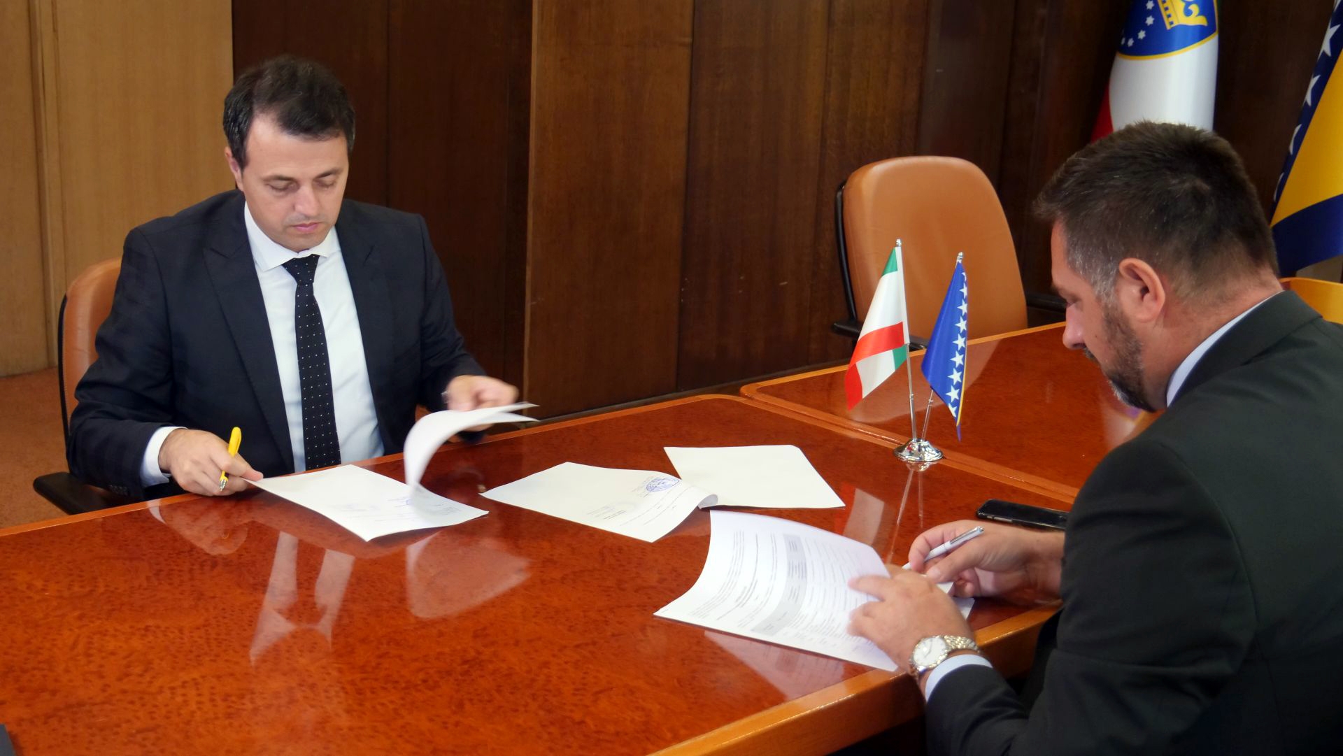 MINISTAR RAMIĆ I PREMIJER GANIĆ POTPISALI SPORAZUM O FINANSIRANJU INFRASTRUKTURNIH PROJEKATA OBNOVE U ZDK