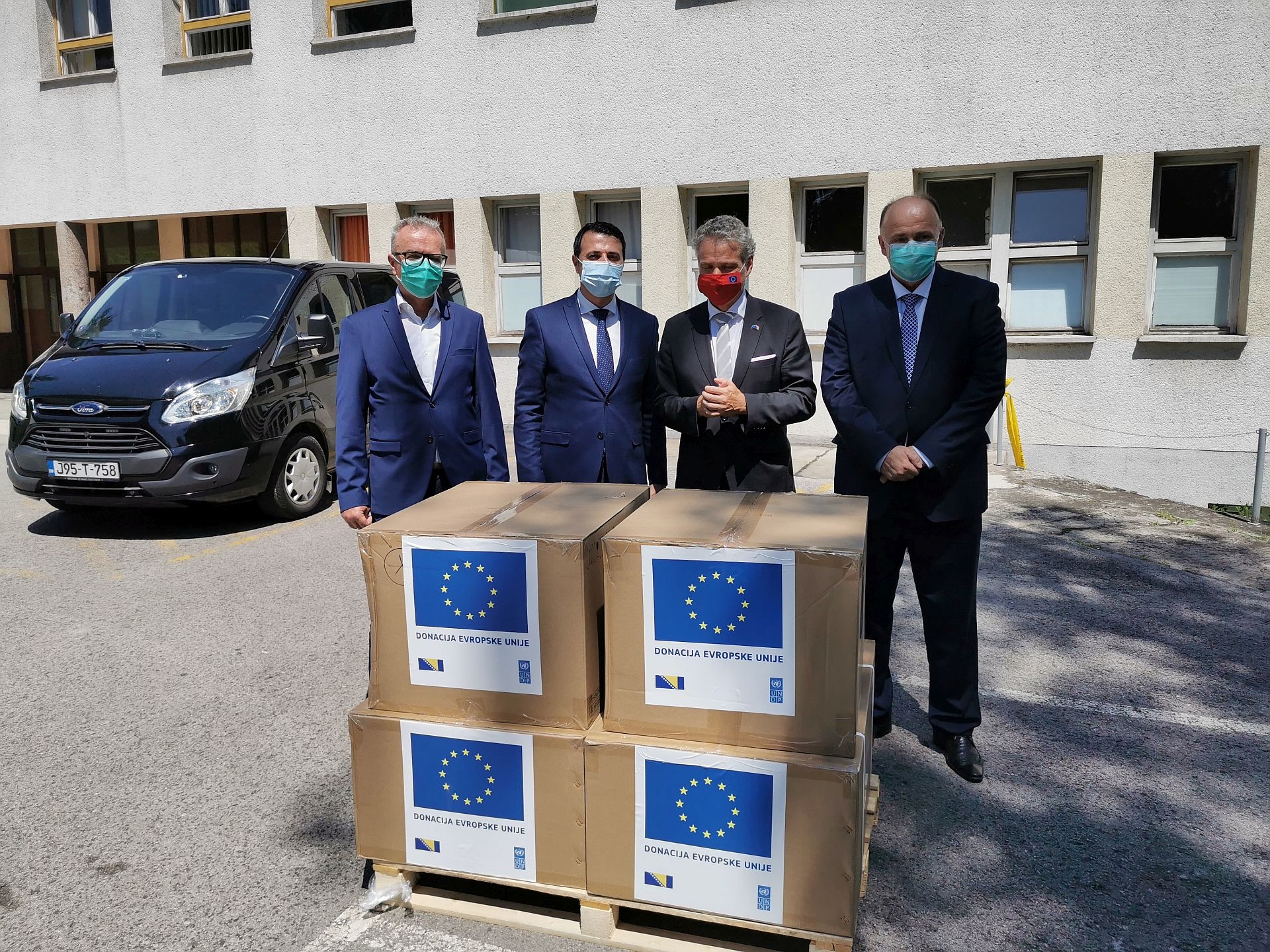 AMBASADOR SATTLER URUČIO DVA RESPIRATORA KANTONALNOJ BOLNICI ZENICA