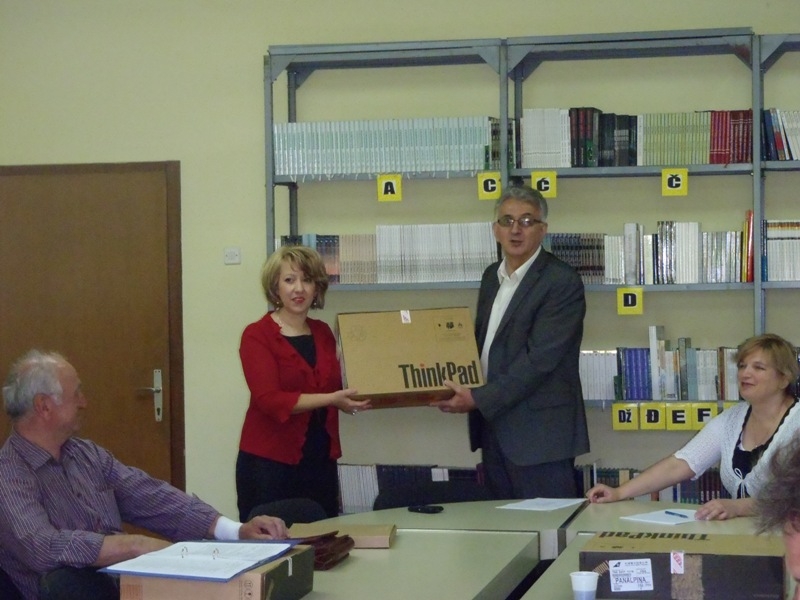 Osnovnim školama na poklon laptopi od Ministarstva obrazovanja