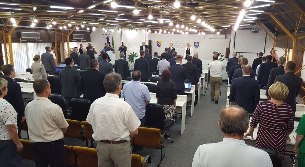 NA SJEDNICI SKUPŠTINE ZENIČKO-DOBOJSKOG KANTONA ODATA POČAST ŽRTVAMA GENOCIDA U SREBRENICI