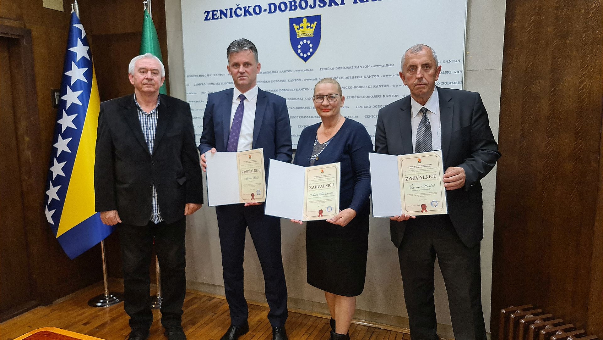 PREDSTAVNICI SAVEZA UDRUŽENJA PENZIONERA ZDK URUČILI ZAHVALNICU PREMIJERU MIRNESU BAŠIĆU
