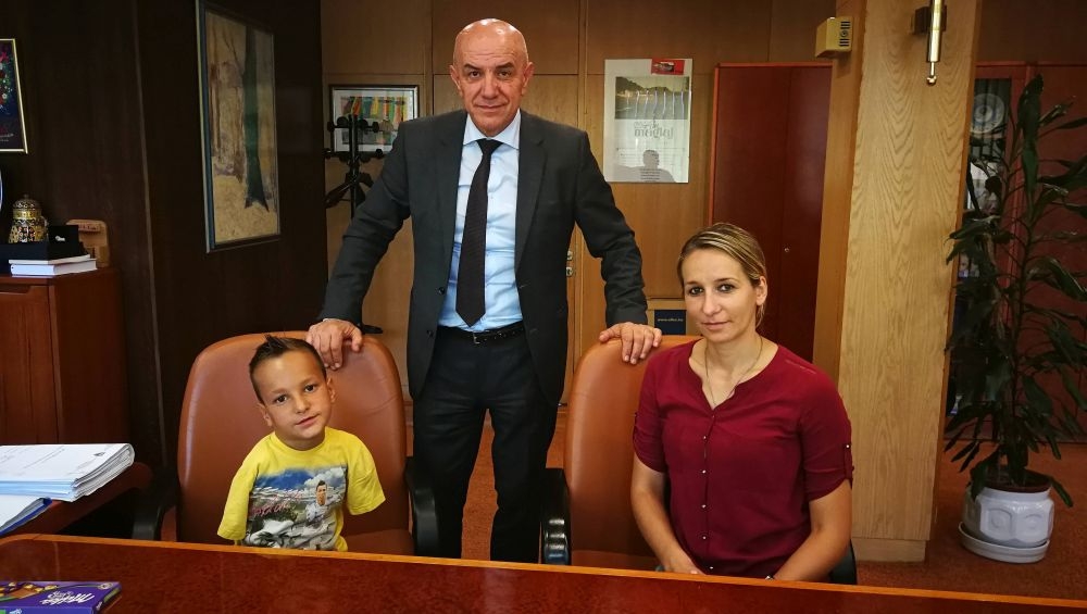 PREMIJER GALIJAŠEVIĆ PRIMIO DJEČAKA ISMAILA ZULFIĆA: NOVČANA PODRŠKA OD 1.500 KM ZA POSTIGNUTE REZULTATE I PODSTREK DALJEM RADU