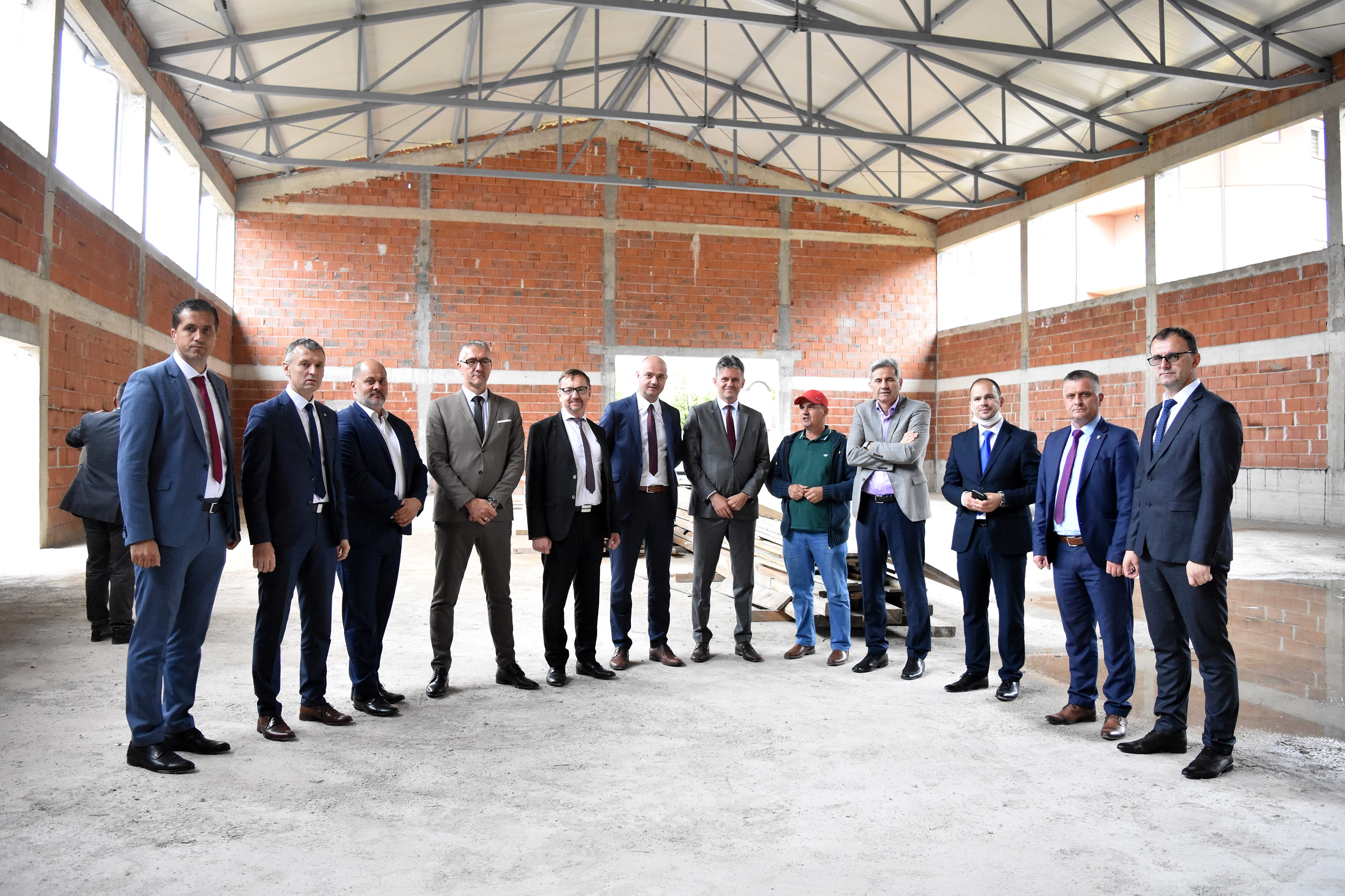 DELEGACIJA VLADE ZDK POSJETILA GRADILIŠTA OSNOVNE ŠKOLE U ŽEPČU I FISKULTURNE SALE U ŽELJEZNOM POLJU