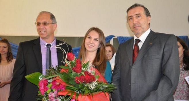 Direktor Mirzet Hindija, učenica generacije Lejla Nukić i premijer Fikret Plevljak