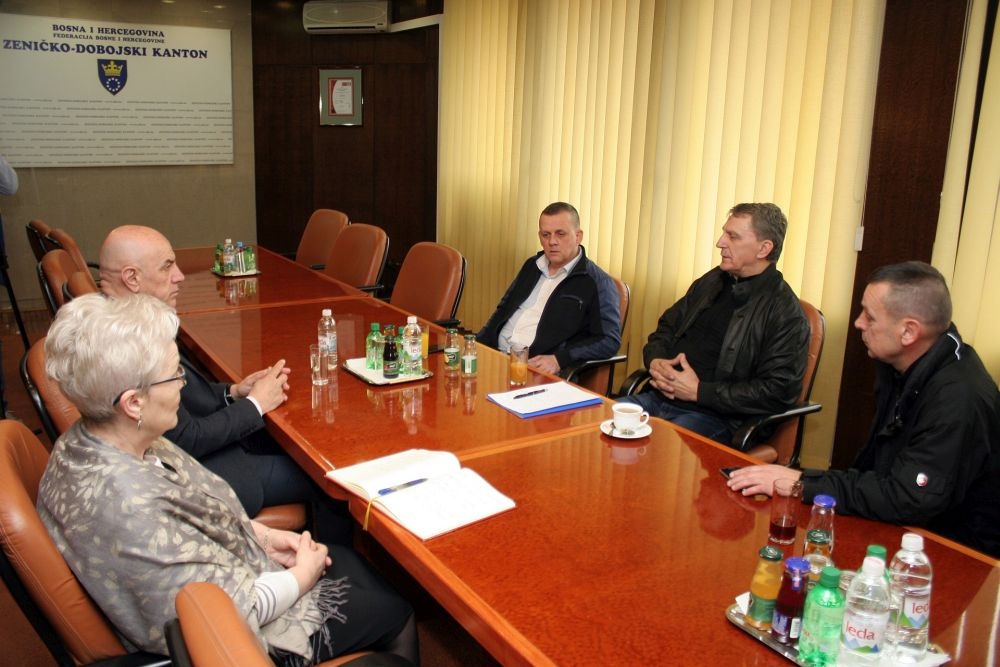 PREMIJER GALIJAŠEVIĆ TRAŽI ENERGIČNIJE POSTUPANJE INSPEKCIJE PREMA NELEGALNIM TAKSISTIMA