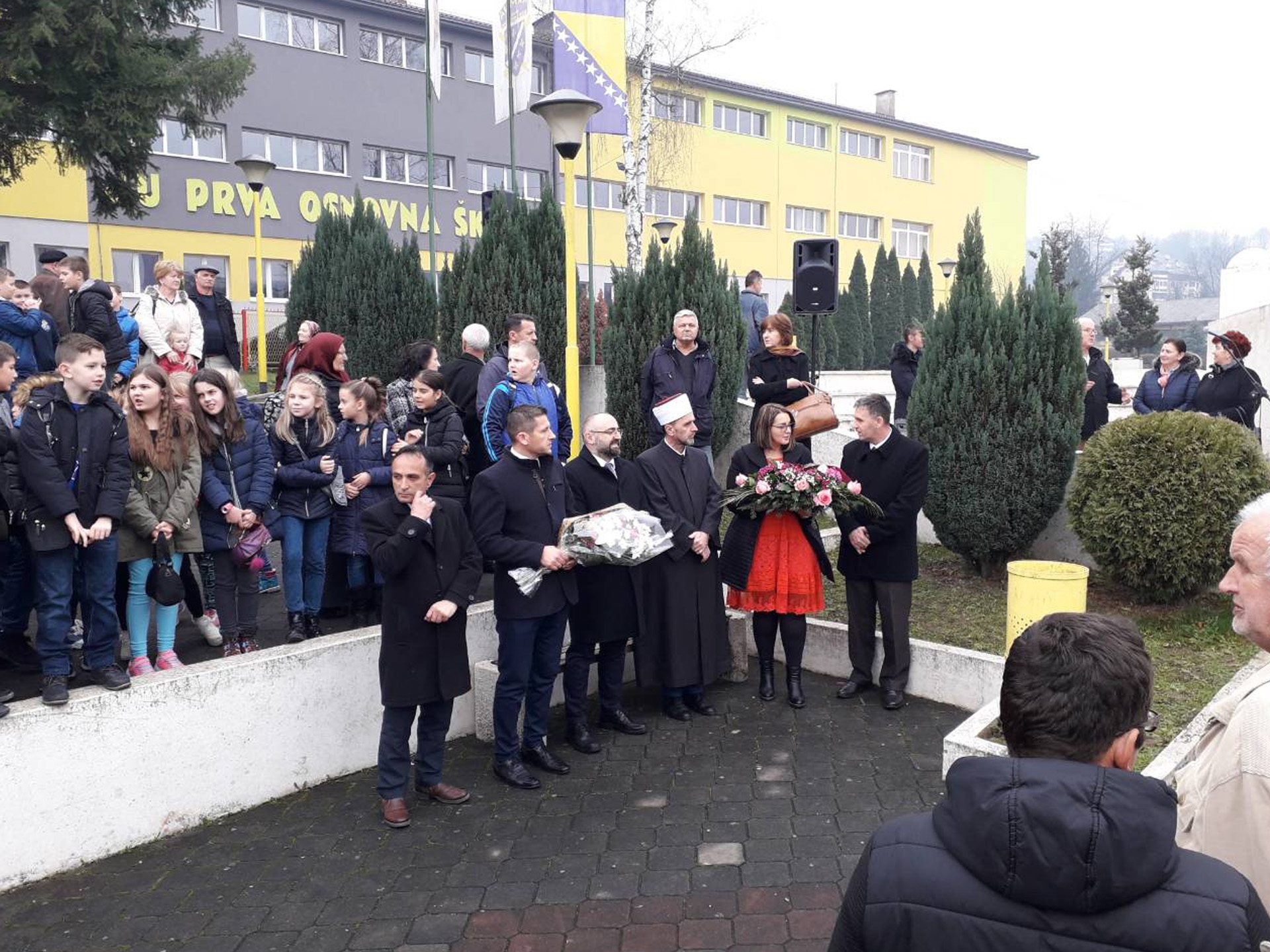 DELEGACIJA VLADE ZDK ODALA POČAST BRANITELJIMA IZ OPĆINE ZAVIDOVIĆI